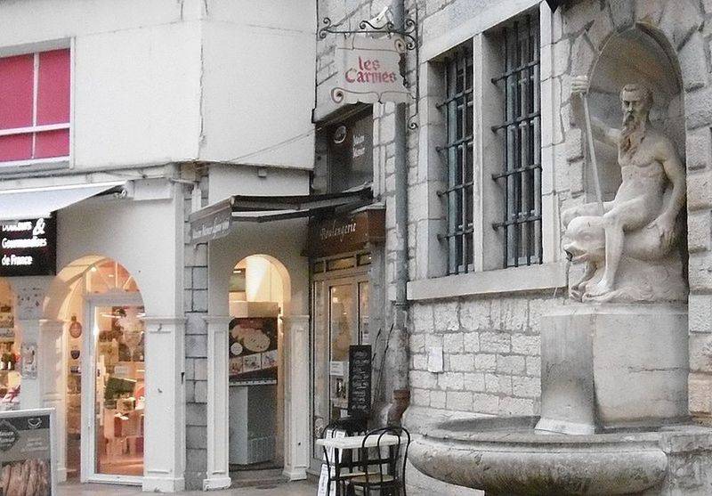 besancon fontaine carmes