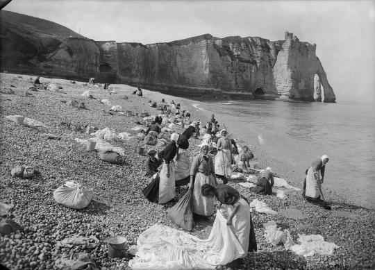 etretat wäscherinnen am strand fotografie anfang 20. jh.